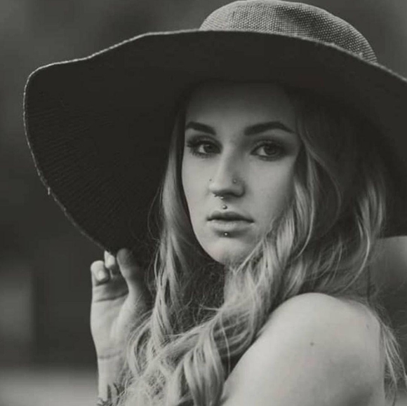 Meet your Posher, Kay - Picture 1 of 1